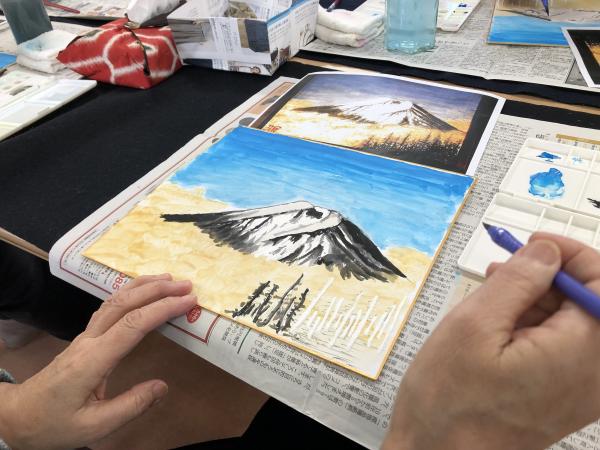 色紙の上に漆喰で立体的に下地をデザイン<br>